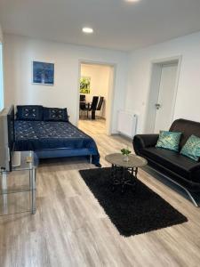 兰河畔马尔堡EG-Souterrain Wohnung的客厅配有床和沙发