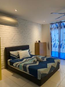新山KSL Studios的卧室内的一张大床,配有蓝色窗帘