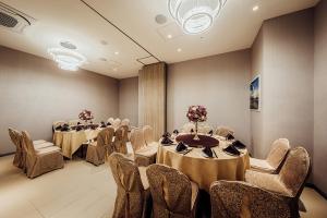 屏东县同合农科商务会馆 的一间会议室,里面配有桌椅和鲜花