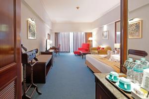 雅加达Sunlake Waterfront Resort & Convention的酒店客房设有一间卧室和一间客厅。