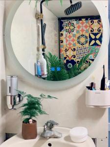 河内Old House Homestay的一间带镜子和水槽的浴室