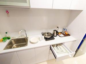 名古屋Lovina 20-12B Formosa Residence的一个带水槽和台面的小厨房