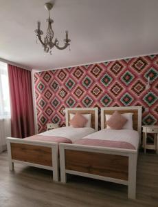 GiurgiuCasa Domnească的卧室内两张并排的床