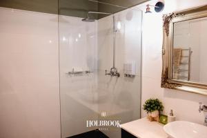 霍尔布鲁克Holbrook Hotel的带淋浴、水槽和镜子的浴室