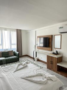 BawsharHotel Sand View的酒店客房,配有床和沙发