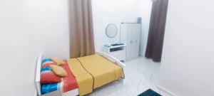 Bakar ParitHomestay Asam Pedas Parit Jawa Muar的一间小卧室,配有一张床和镜子