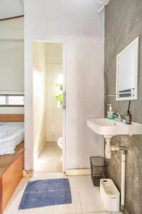 NgabeanTeras Sabin的一间带水槽、卫生间和镜子的浴室