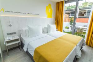 大加那利岛拉斯帕尔马斯Lemon & Soul Las Palmas的酒店客房设有一张带黄色毯子的大床