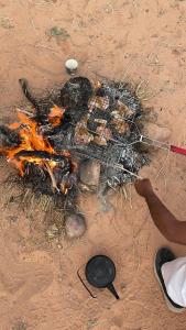 瓦迪拉姆Enad desert camp的泥土上一些食物的烤架