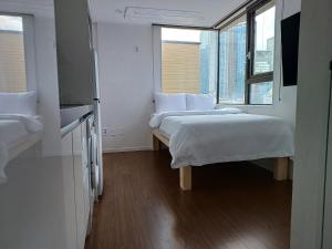 首尔318 Stay - Foreigners Only的小房间设有两张床和窗户