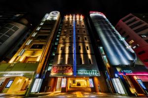 广岛HOTEL LITZ HIROSHIMA -Adult Only的夜城两座高楼