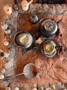 瓦迪拉姆Enad desert camp的坐在桌子上的一组锅碗瓢盆