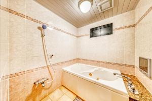 广岛HOTEL LITZ HIROSHIMA -Adult Only的设有带浴缸和淋浴的浴室。