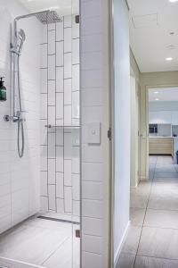 莫尔兹比港Crowne Plaza Residences Port Moresby, an IHG Hotel的带淋浴的浴室和玻璃门