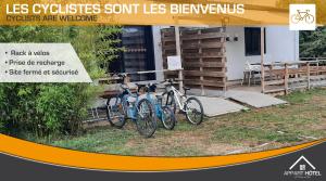 Les RosiersAppart'hôtel Les Prés Blondeau de 1 à 10 personnes的停放在大楼前的两辆自行车