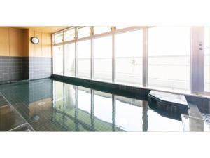 大阪Hotel Shin-Imamiya - Vacation STAY 36320v的窗户间里的一个游泳池