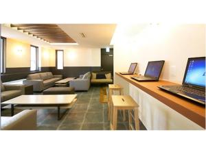 大阪Hotel Shin-Imamiya - Vacation STAY 36320v的客厅配有笔记本电脑台面