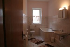 阿尔蔡阿尔蔡瑞比兰德加斯托酒店的一间带水槽和卫生间的浴室以及窗户。