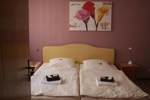阿尔蔡阿尔蔡瑞比兰德加斯托酒店的一间卧室设有两张床,墙上挂着一幅画