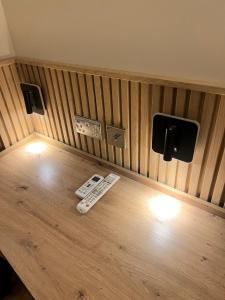 伦敦展苑4号酒店的木桌顶部的两台遥控器