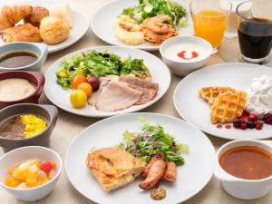 神户神户三宫方丹别墅酒店的一张桌子上放着白盘食物