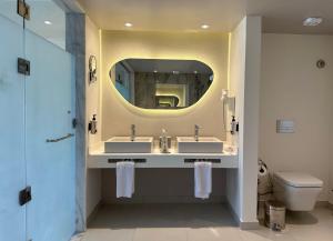 马萨阿拉姆Casa Blue Resort的浴室设有2个水槽和镜子