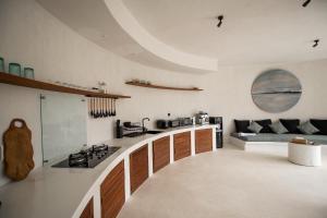 乌干沙Hillstone Luxury Village的带沙发的大客厅和厨房
