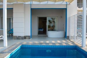 马萨阿拉姆Casa Blue Resort的房屋旁带游泳池的房子