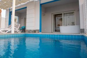 马萨阿拉姆Casa Blue Resort的一座带游泳池和房子的别墅