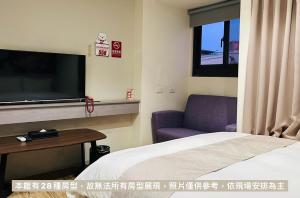 台中市达斯旅店的配有一张床和一台平面电视的酒店客房