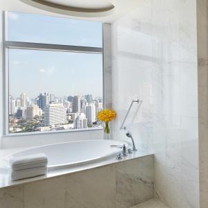 曼谷曼谷素坤逸萬豪酒店 的一间带白色浴缸和窗户的浴室