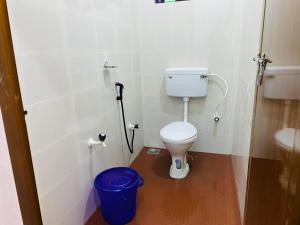 玛纳多迪Bethel inn的浴室设有卫生间和蓝色垃圾桶。