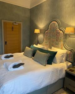 托基Lincombe Hall Hotel & Spa - Just for Adults的一张大床,位于酒店客房内,配有两条毛巾