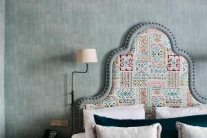 托基Lincombe Hall Hotel & Spa - Just for Adults的一间卧室配有一张带大床头板的床