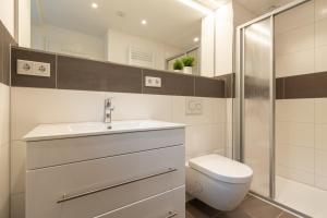 汉堡Neue zentrale Souterrain-Wohnung 24h Self Check-In的浴室配有卫生间、盥洗盆和淋浴。