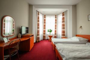 克拉科夫卡齐米2号酒店的酒店客房设有两张床、一张桌子和一面镜子