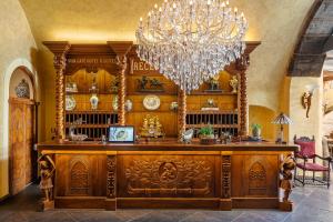 布拉格Iron Gate Hotel & Suites Prague by BHG的大房间设有吊灯和木桌