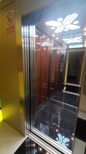 皮萨克Hotel Inka Pisac的一座带玻璃门的建筑中的电梯