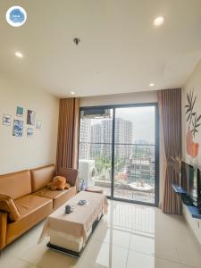 河内It Dust Homestay 1 - The Ocean Apartment的带沙发和大窗户的客厅