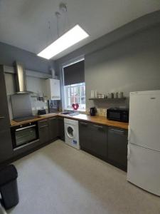坎贝尔城The Nifty Nook的厨房配有白色冰箱和洗碗机。