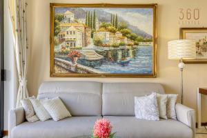 比尔古Beautiful, spacious 3BR home with beautiful views by 360 Estates的客厅的沙发上挂着一幅画