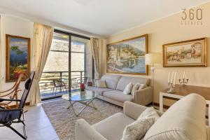比尔古Beautiful, spacious 3BR home with beautiful views by 360 Estates的客厅配有沙发和桌子