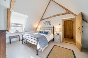 BroadmayneBarton Cottage Bed and Breakfast的卧室配有一张床