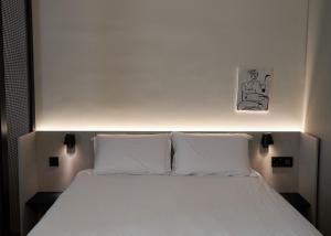 利马索尔Alinea Primo Historic Center的卧室配有白色的床和2个枕头