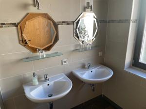 策德尼克Hotel Klement的浴室设有2个水槽和镜子
