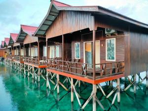 Derawan IslandsDerawan Fisheries Cottage的水边的一排小屋