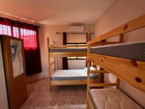 Bayt SāḩūrBeit Zaman hostel的双层床间 - 带两张双层床