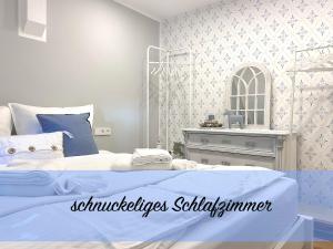 爱尔福特Customflats Erfurt - Tiefgarage - frisch renoviert的一间卧室配有一张床、梳妆台和镜子