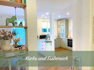 爱尔福特Customflats Erfurt - Tiefgarage - frisch renoviert的厨房配有白色橱柜和桌子
