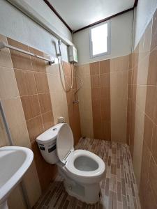 清刊กาลครั้งหนึ่ง ณ เชียงคาน (Once Upon A time)的一间带卫生间和水槽的浴室